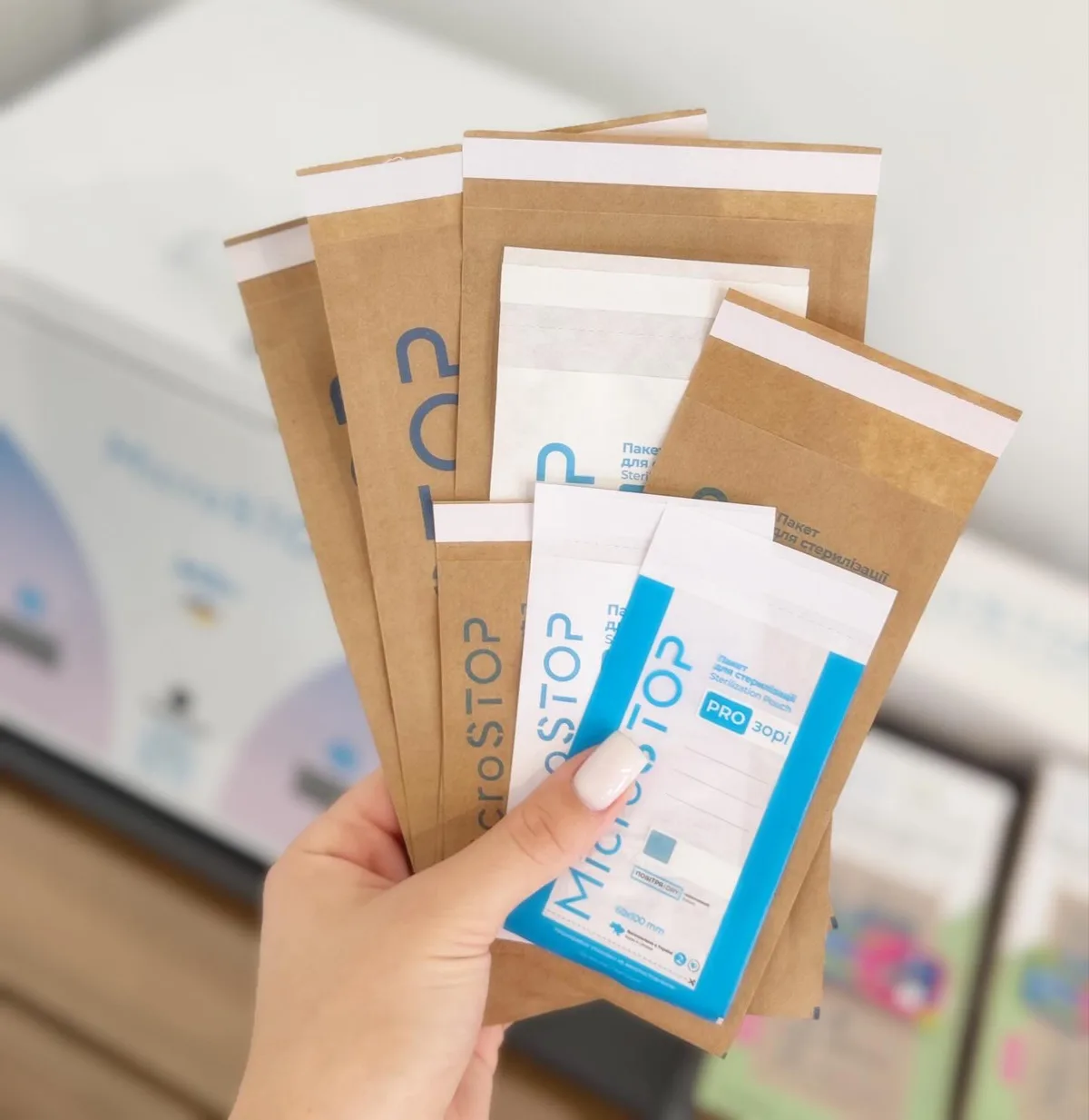 Крафт-пакети MicroSTOP для стерилізації інструментів у руці майстра, салон FLORANTA