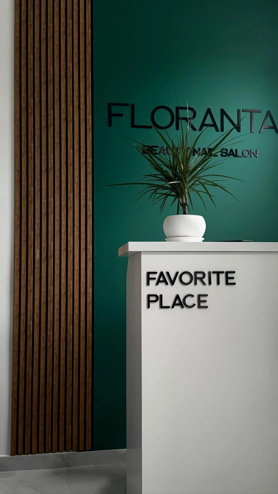 Ресепшн FLORANTA з логотипом студії